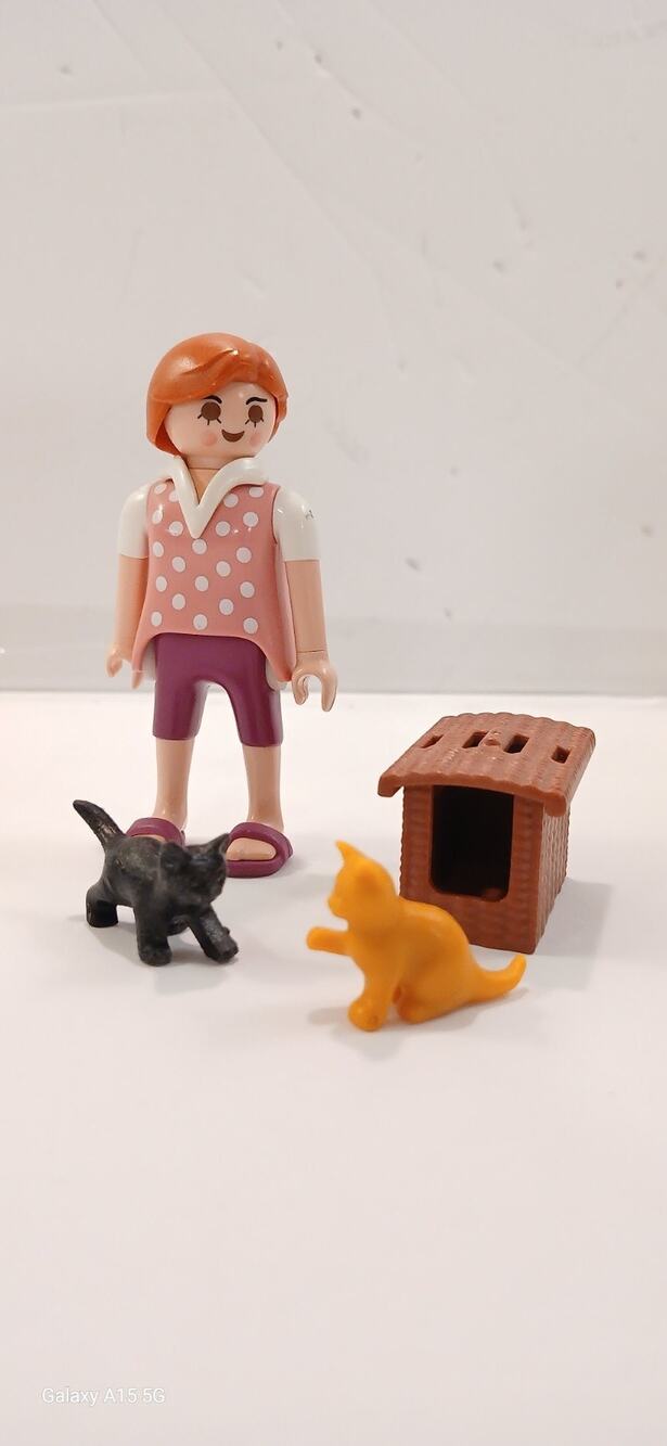 PLAYMOBIL Women Figure Pink Top Polka Dots Purple Pants People Pet Kittens